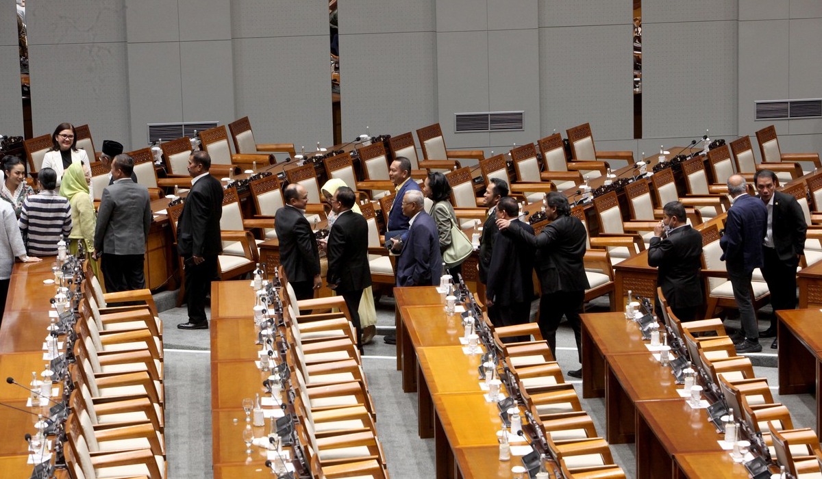 Anggota DPR berbincang usai hadir dalam rapat paripurna di Gedung DPR, 5 Maret 2024.