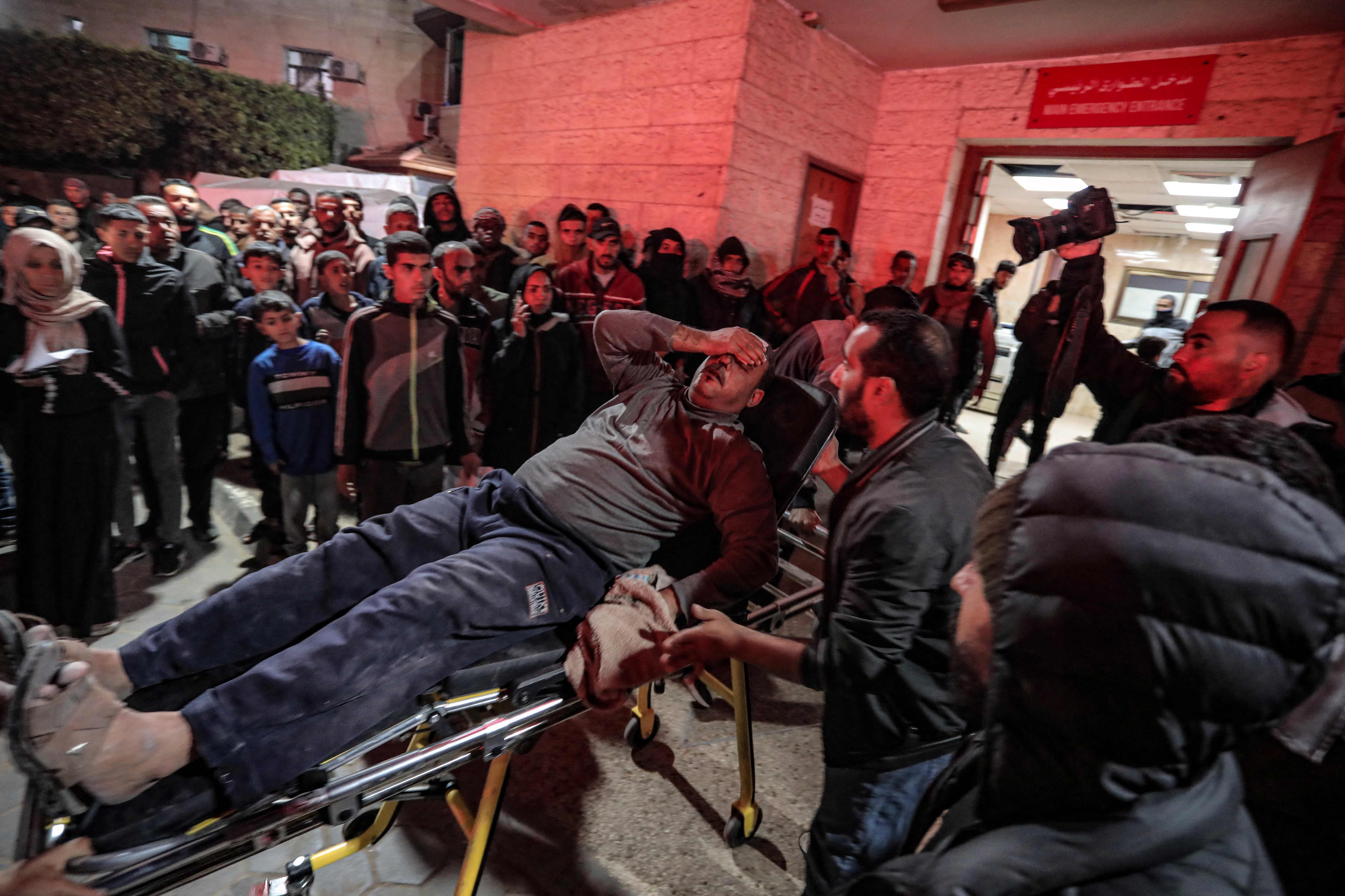 Warga Gaza yang terluka dilarikan ke rumah sakit