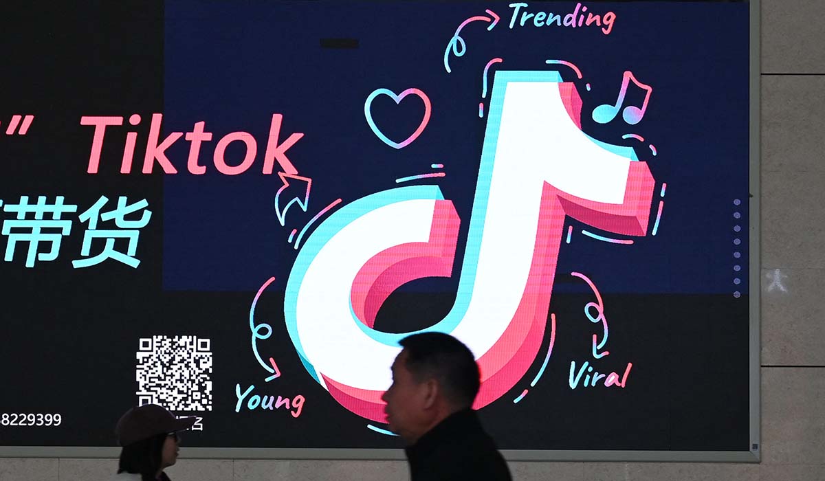 Logo Tiktok di Zhengzhou, Tiongkok.