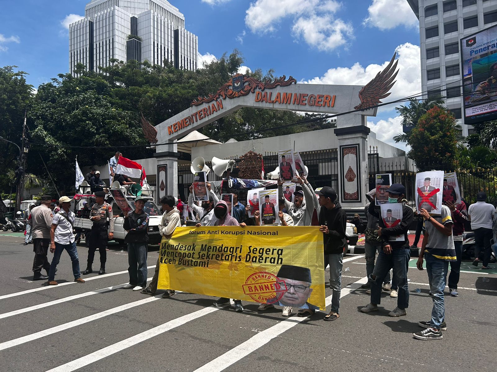 Massa pendemo meminta Kemendagri mengevaluasi kinerja Sekretaris Daerah Aceh Bustami Hamzah