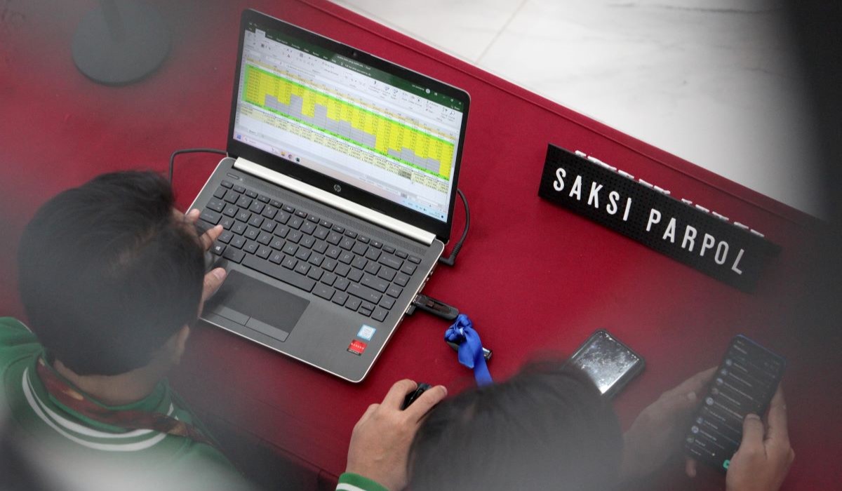 Sejumlah saksi parpol melakukan pendataan dalam rapat pleno terbuka 