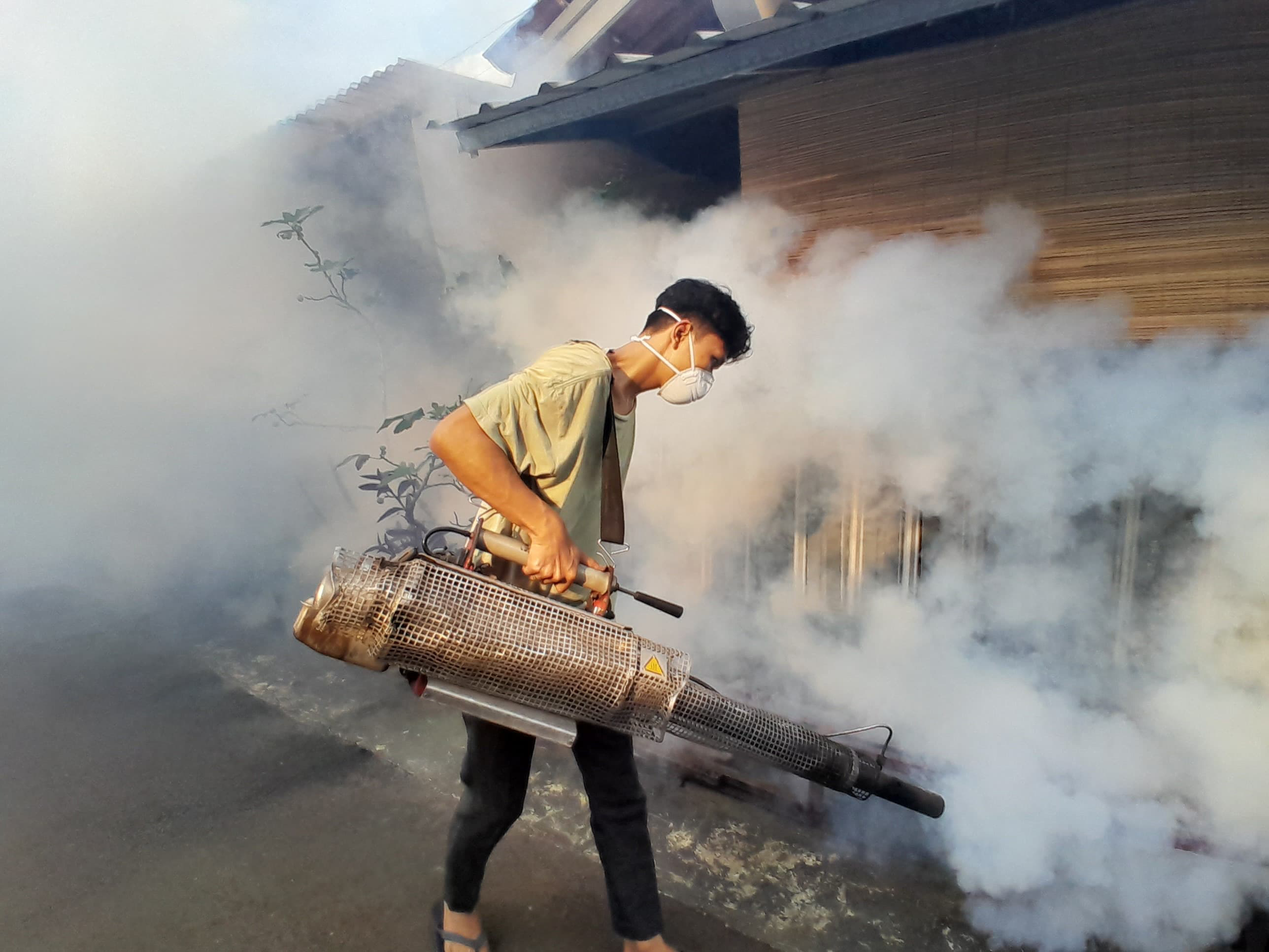 Petugas melakukan pengasapan untuk mencegah merebaknya demam berdarah