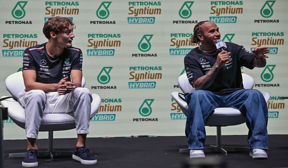 Duet pembalap tim Mercedes George Russell (kiri) dan Lewis Hamilton