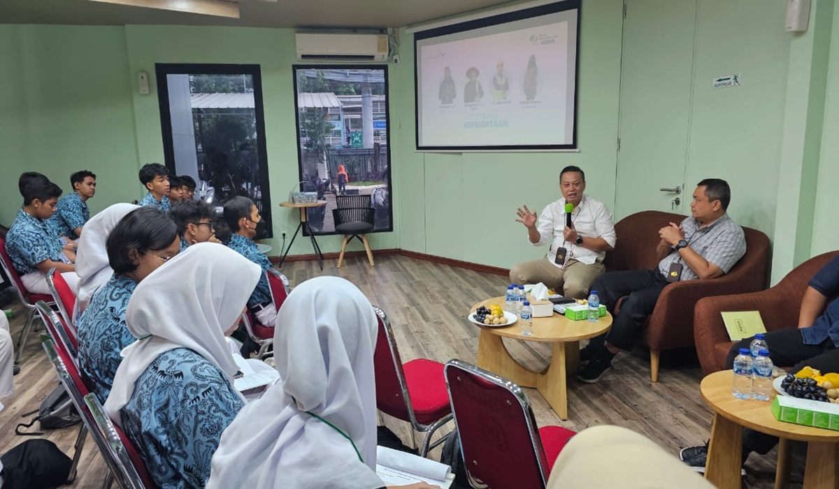 Para pelajar SMA Negeri 61 mendengarkan penjelasan dari BPJS Ketenagakerjaan