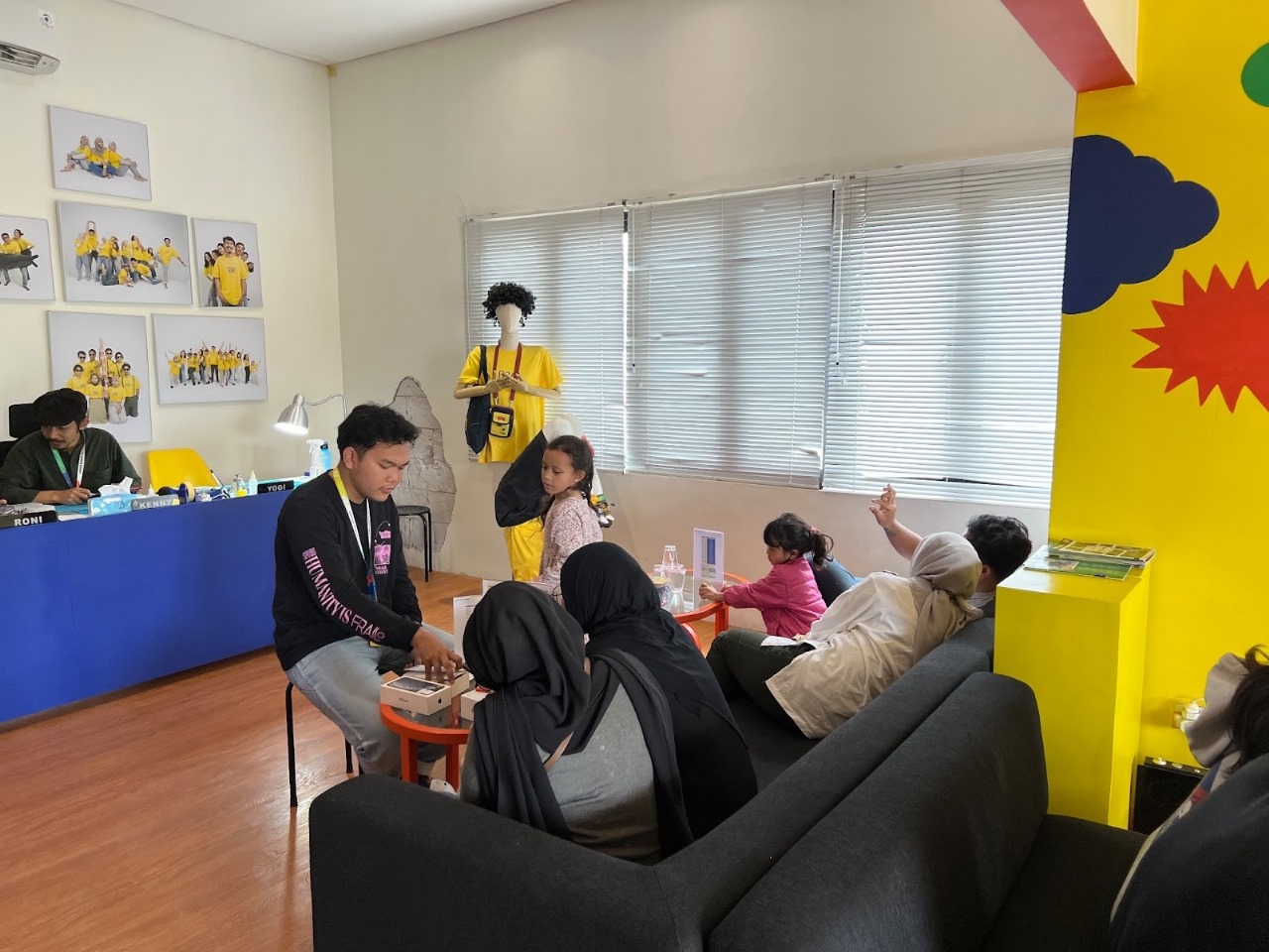 Suasana penjualan telepon seluler di Kamar Gadget