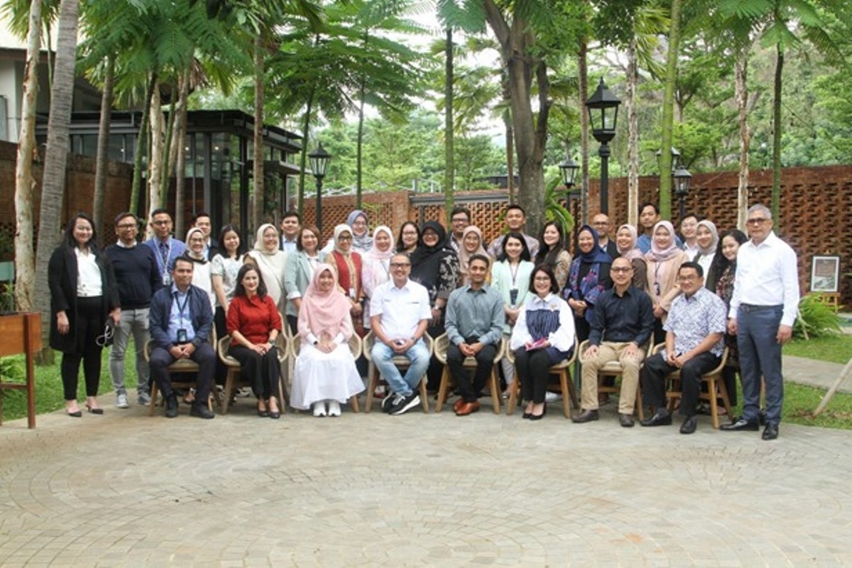 Pakar SDM dan HR Leaders yang diundang dan tim SHL Indonesia berfoto bersama.