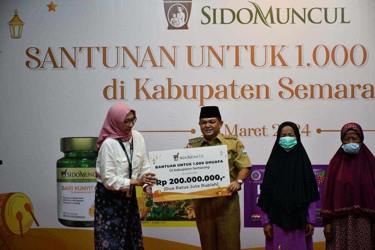 Sido Muncul menyalutkan santunan kepada dhuafa di Kabupaten Semarang.