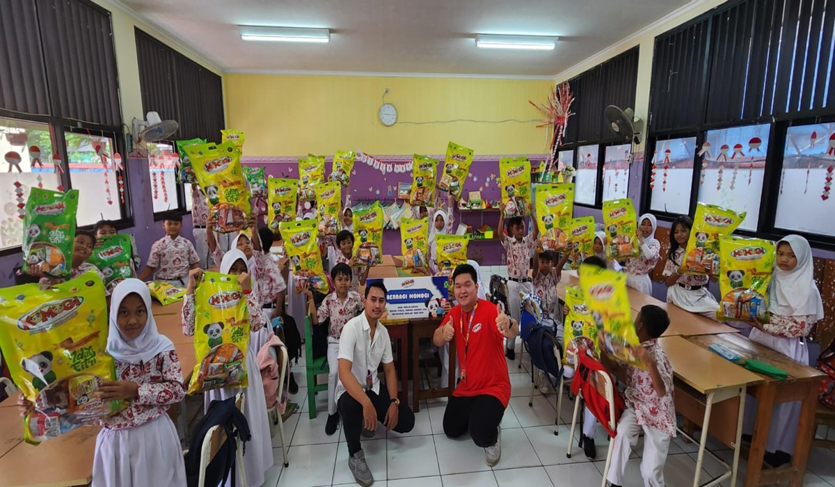 Momogi berbagi ke sekolah dan panti asuhan.