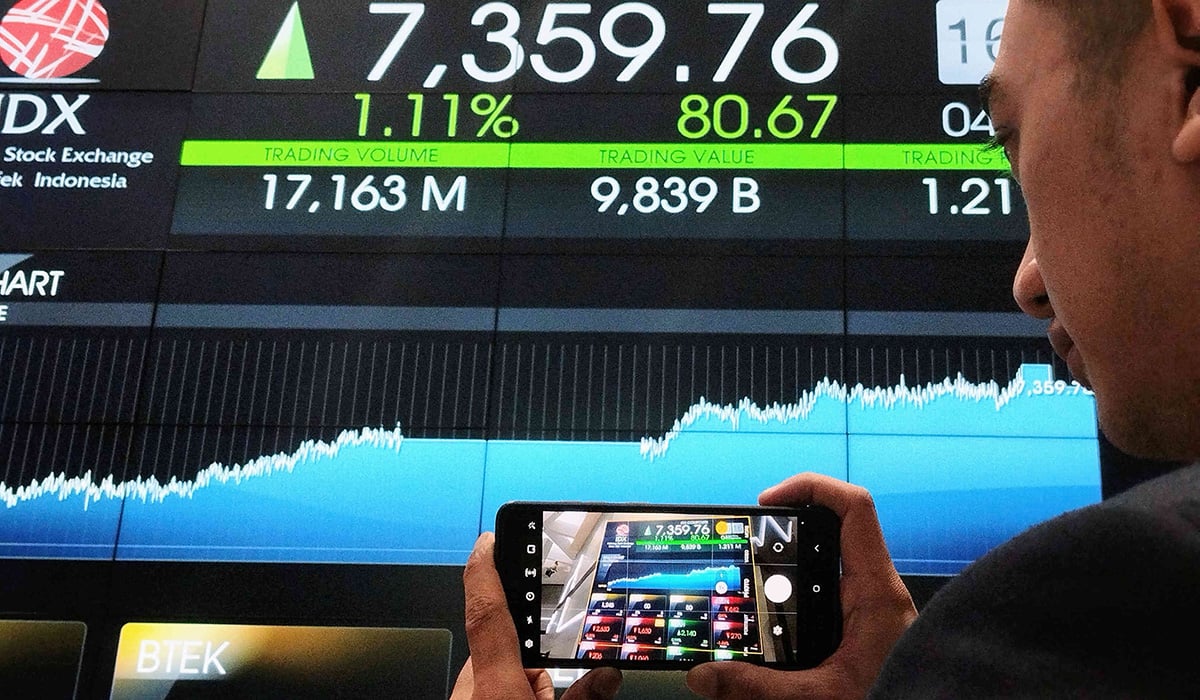 Layar informasi pergerakan Indeks Harga Saham Gabungan (IHSG) di Bursa Efek Indonesia, Jakarta, Kamis (4/1).