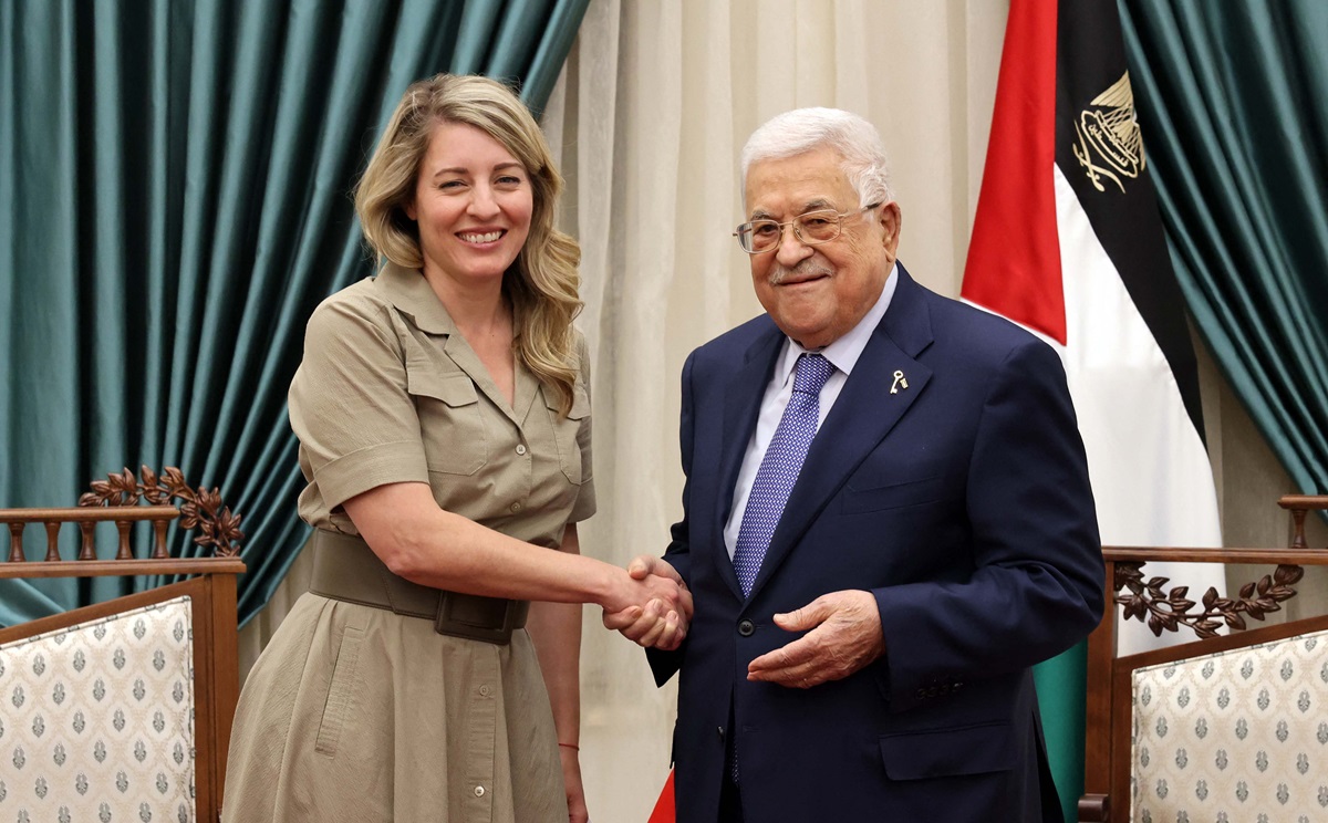 Presiden Palestina Mahmud Abbas (kanan) bertemu dengan Menteri Luar Negeri Kanada Melanie Joly di Ramallah pada 12 Maret.