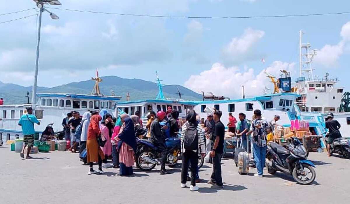 Para peziarah yang mendatangi Larantuka, Flores Timur, untuk prosesi Semana Santa.