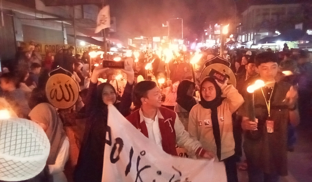 Masyarakat mengikuti pawai obor untuk menyambut Ramadan di Lembang.
