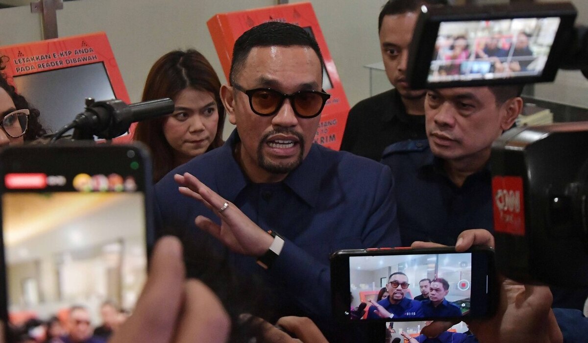 Bendahara Umum Partai NasDem Ahmad Sahroni (tengah).