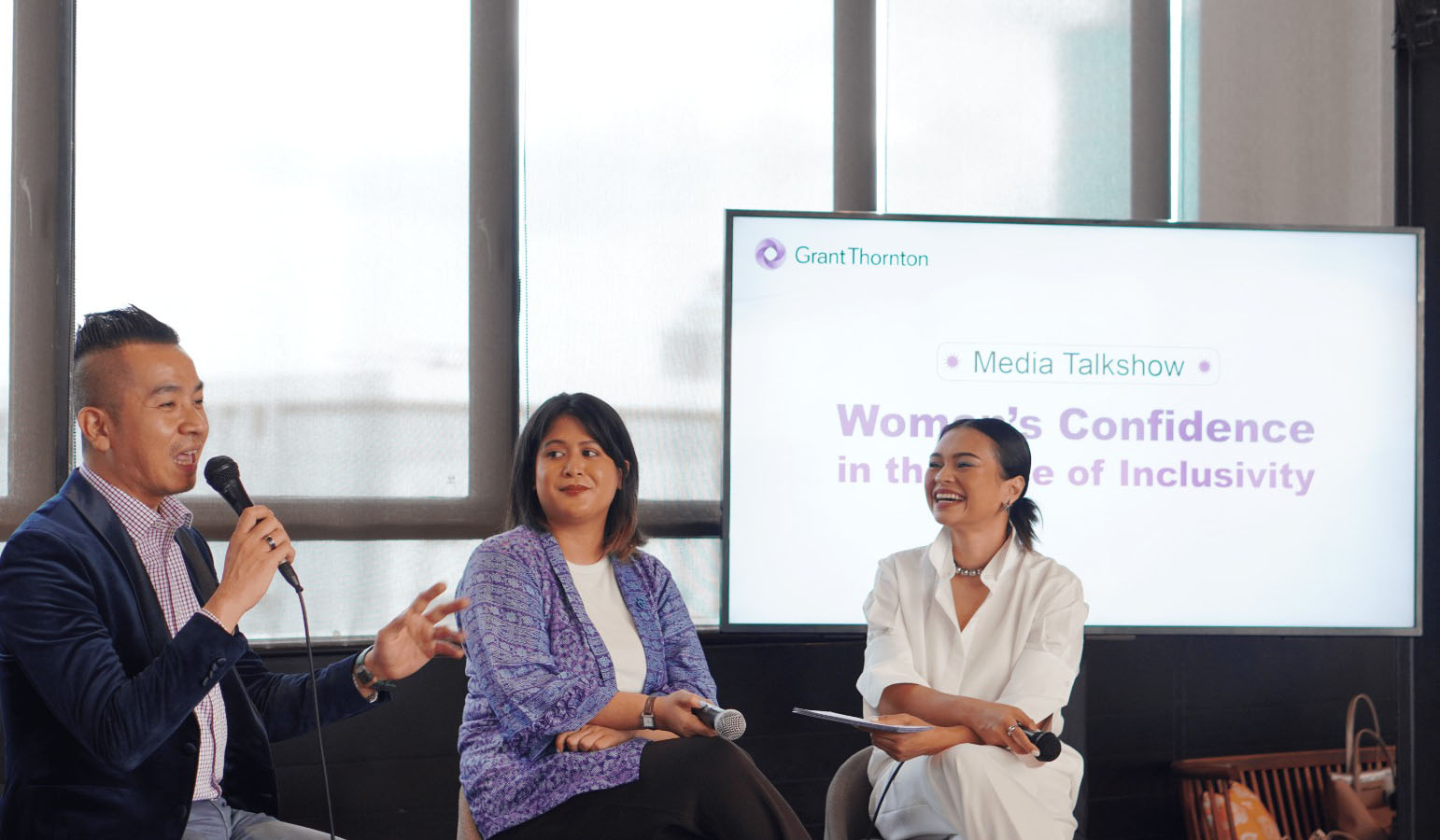 Media talkshow dalam rangka peringatan Hari Perempuan Internasional dengan mengusung tema Women’s confidence in the face of inclusivity.