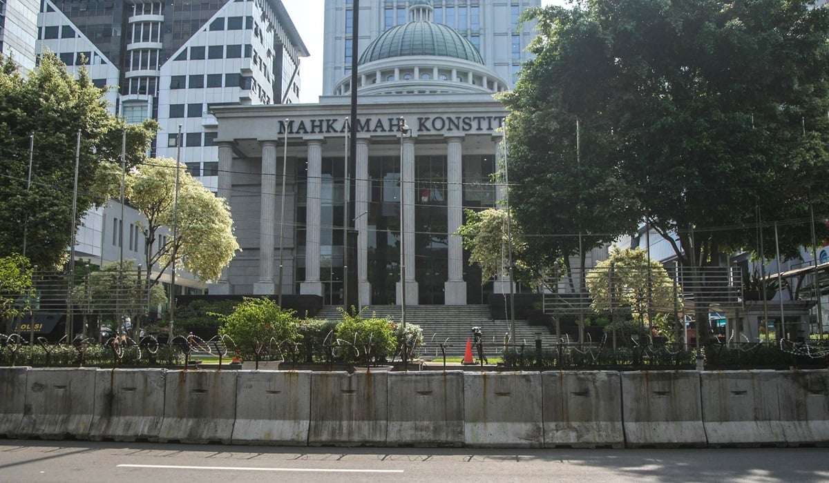 Barrier beton dengan kawat berduri terpasang mengelilingi halaman depan Gedung Mahkamah Konstitusi (MK) di Jakarta, Senin (25/03/2024). 