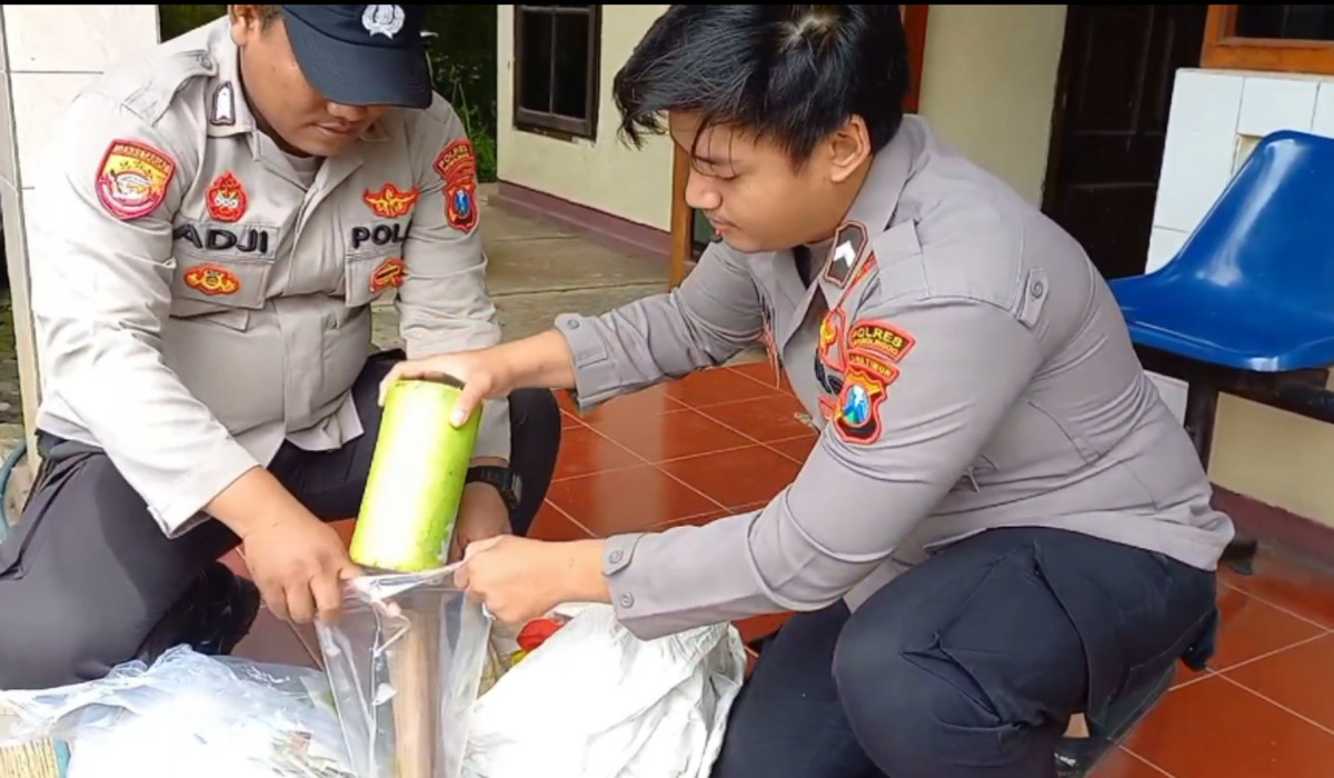 Polisi mengamankan barang bukti petasan yang meledak saat dirakit warga di Probolinggo, Jawa Timur.