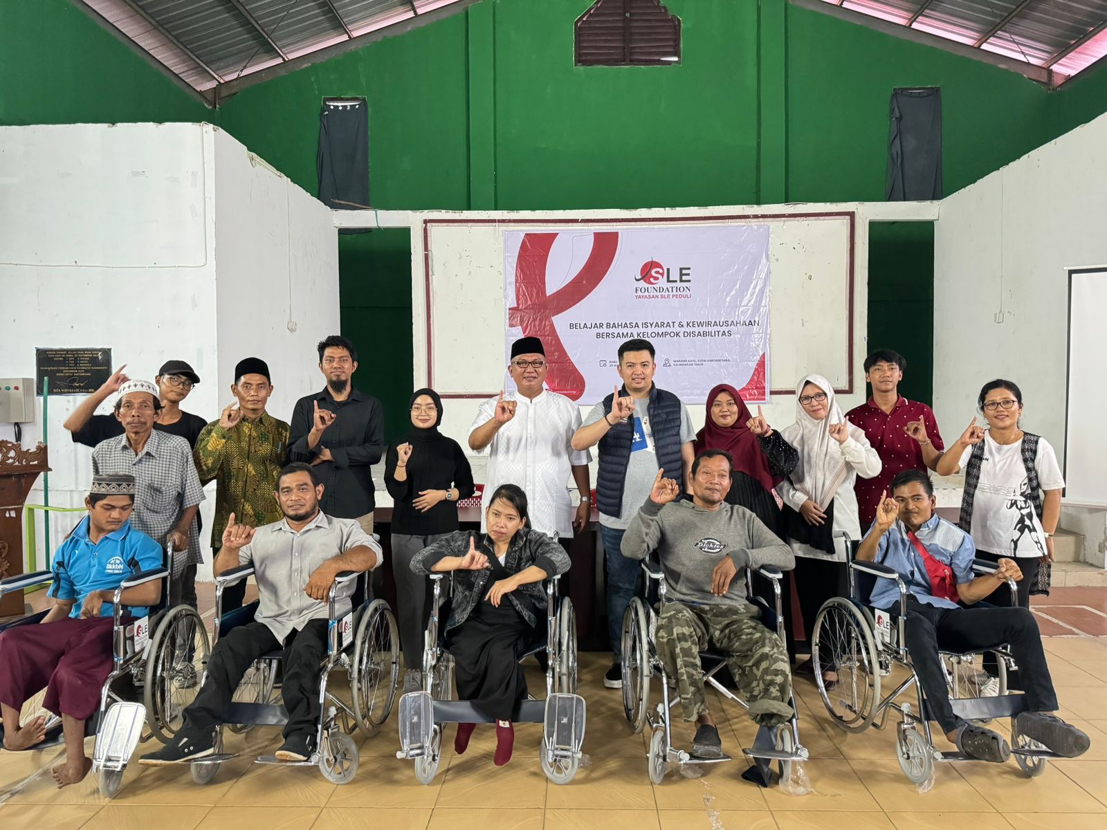 SLE Foundation memberikan bantuan kepada para penyandang disabilitas 