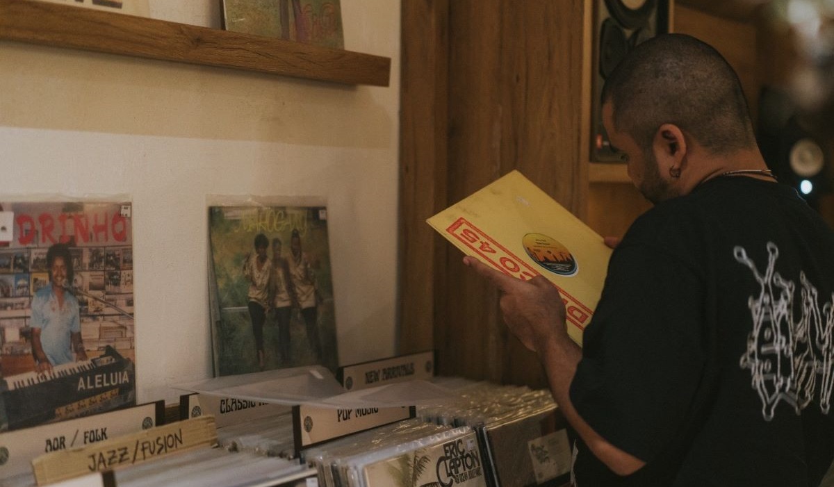 Pengunjung melihat piringan hitam.