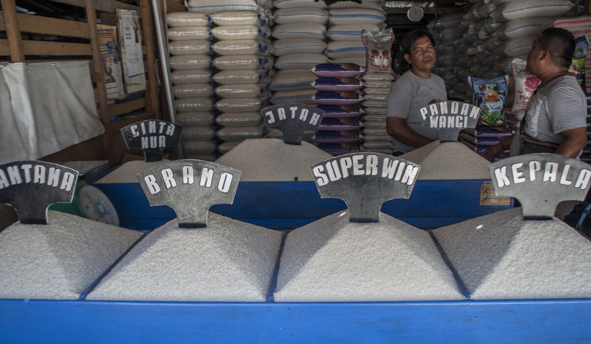 Seorang pedagang beras menunggu pembeli di pasar tradisional Kota Palu, Sulawesi Tengah.