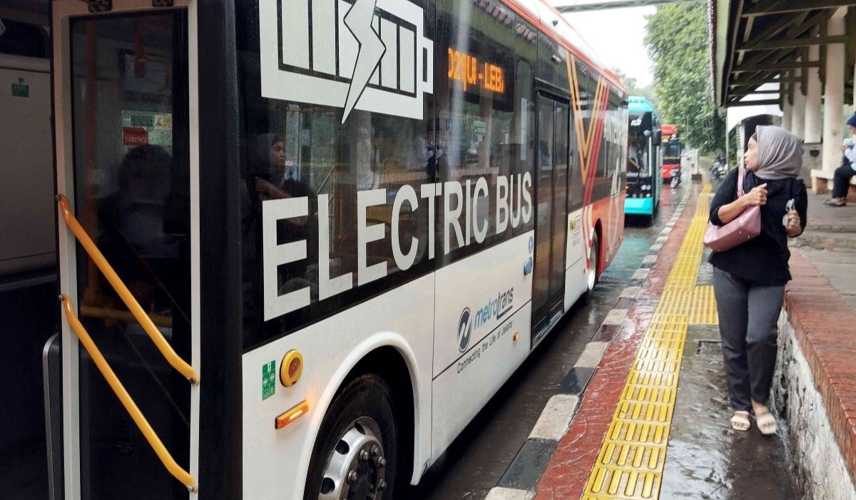 Ilustrasi: Bus listrik Transjakarta di halte Universitas Indonesia, Lenteng Aging, Jakarta, Jumat (19/1/2024).