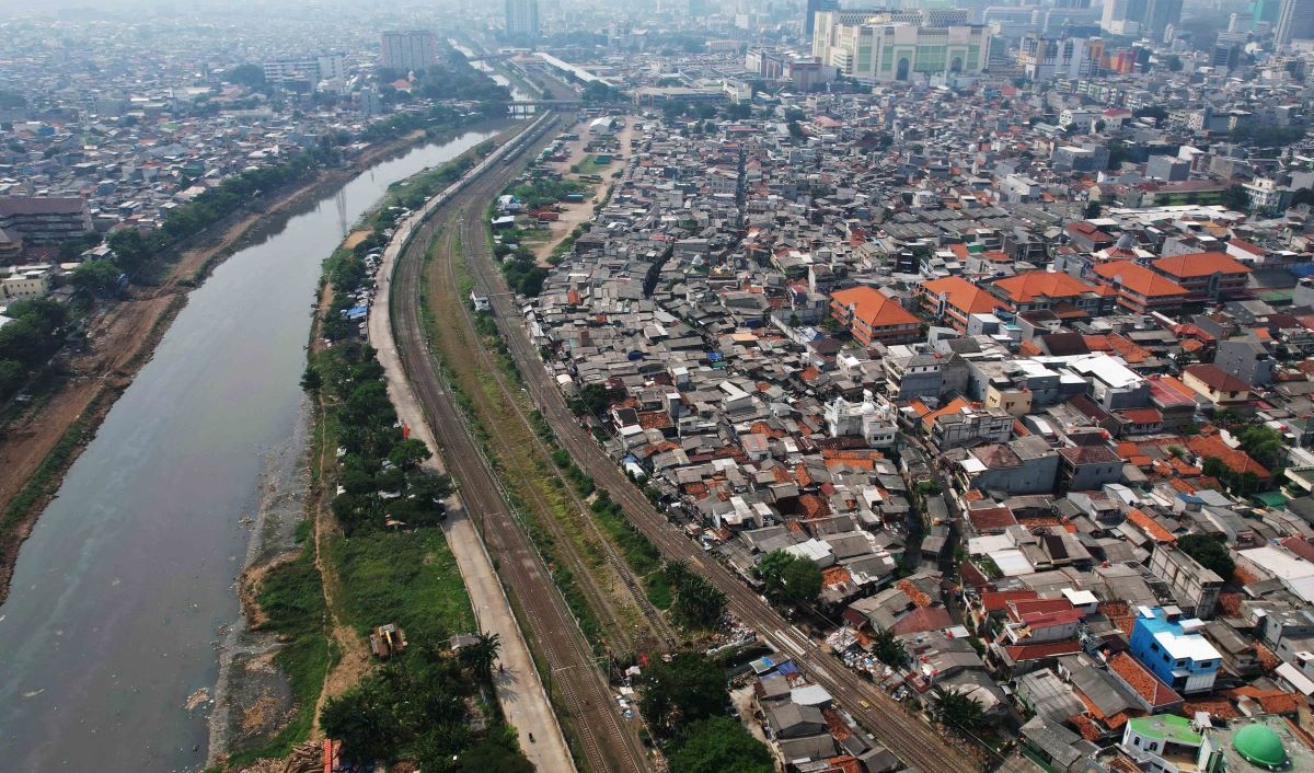 Lanskap aliran Kanal Banjir Barat membelah Kota Jakarta, Selasa (18/07/2023).