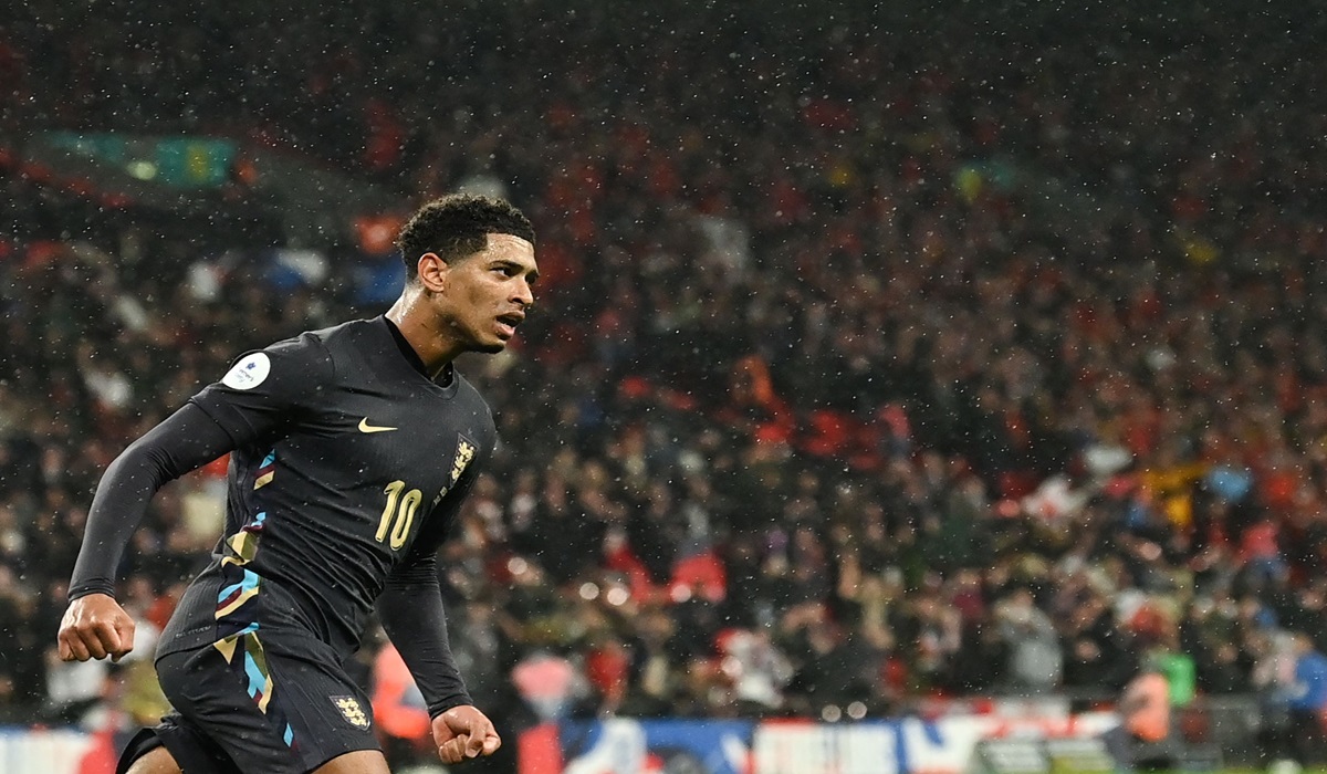 Gelandang Inggris Jude Bellingham melakukan selebrasi usai mencetak gol ke gawang Belgia di laga persahabatan.