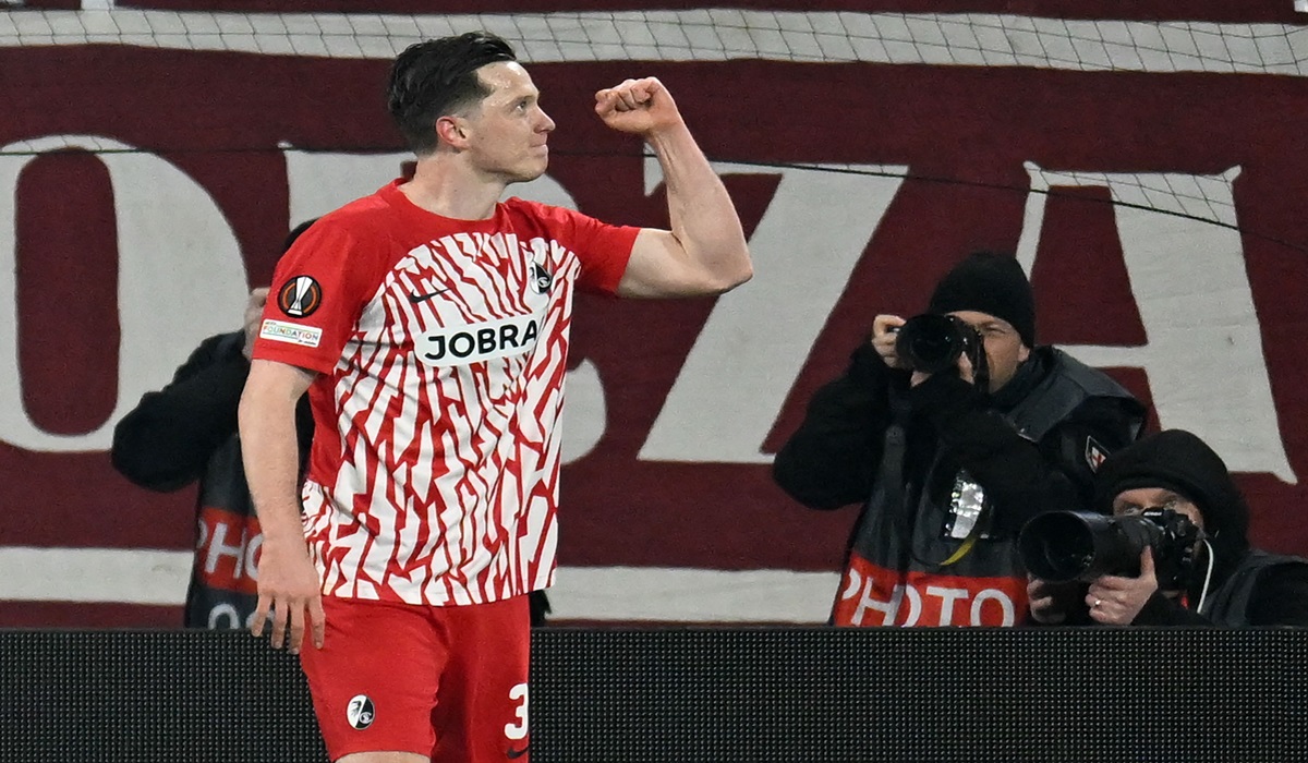 Penyerang Freiburg Michael Gregoritsch melakukann selebrasi usai mencetak gol ke gawang West Ham United di laga Liga Europa.