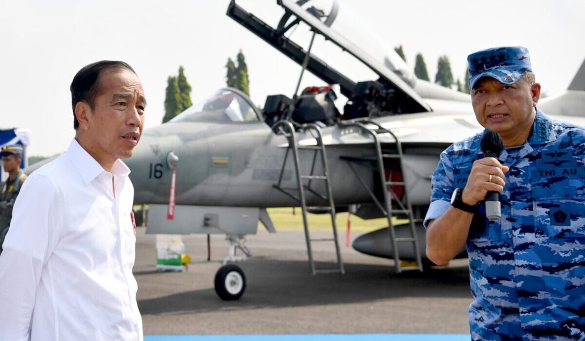 Presiden Jokowi meninjau alutsista TNI di Pangkalan TNI AU Iswahjudi, Kabupaten Magetan, Jawa Timur.