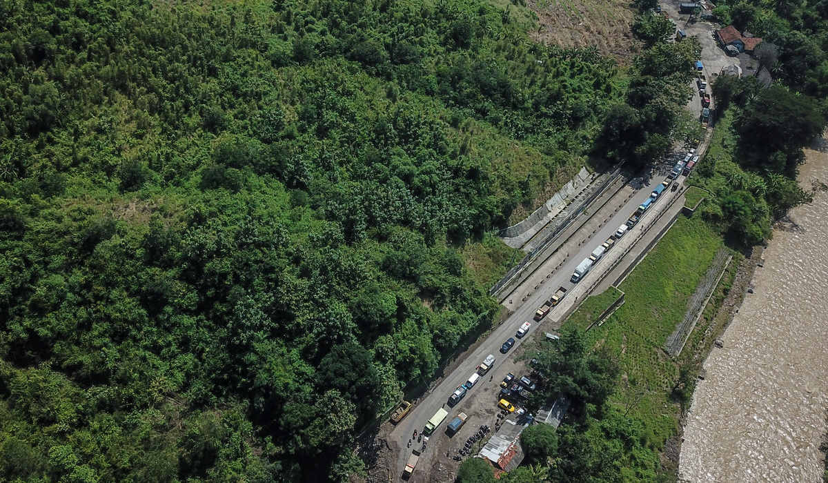 Antrean kendaraan di jalur Bandung-Cirebon di Tomo, Kabupaten Sumedang, Jawa Barat.