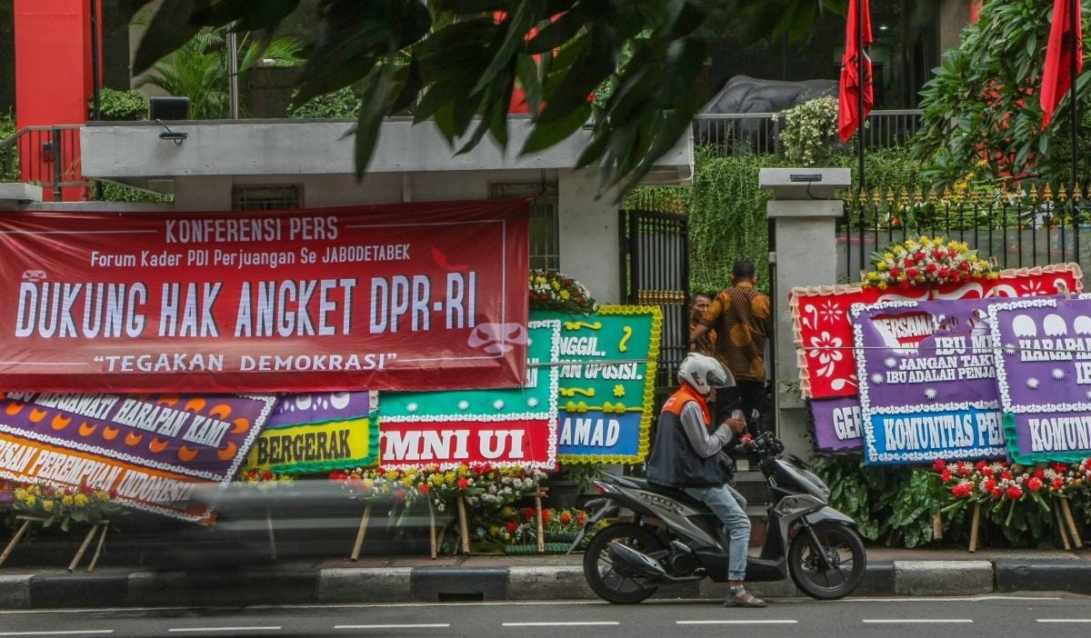 Puluhan karangan bunga dari sejumlah tokoh masyarakat, komunitas, dan simpatisan PDIP berjajar di depan kantor DPP PDI-P, Menteng, Jakarta.