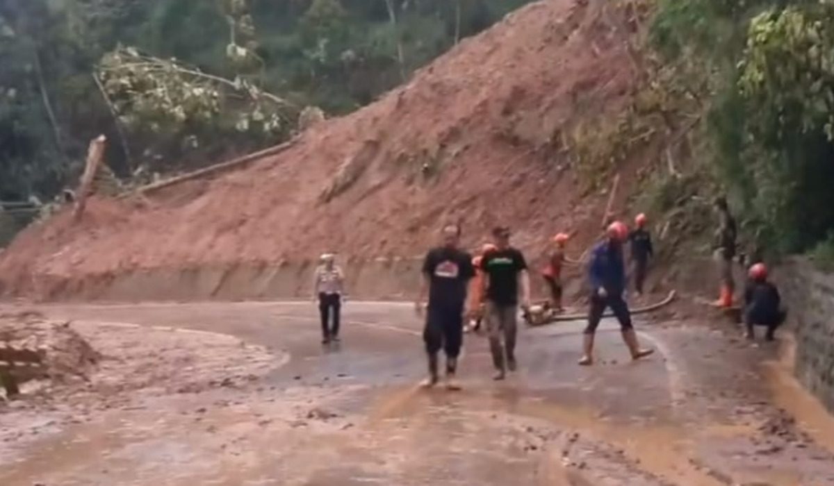 Kondisi terkini Jalan Nasional Majalengka-Kuningan yang terdampak longsor.