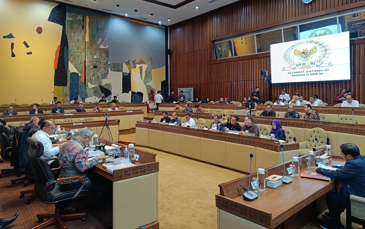 Komisi II bisa memanggil penyelenggara pemilu untuk mempertanggungjawabkan pelaksanaan pemilu.