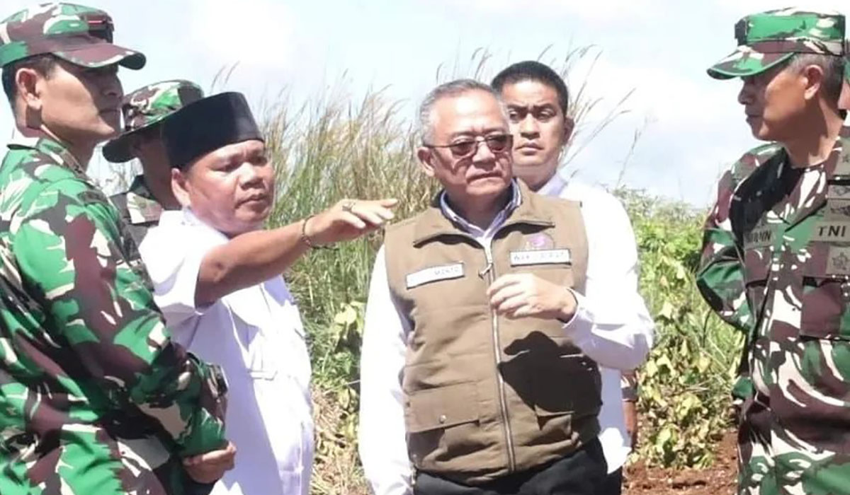 Wakil Bupati Sukabumi Iyos Somantri meninjau program TMMD di Kecamatan Cibadak, Rabu (20/3).