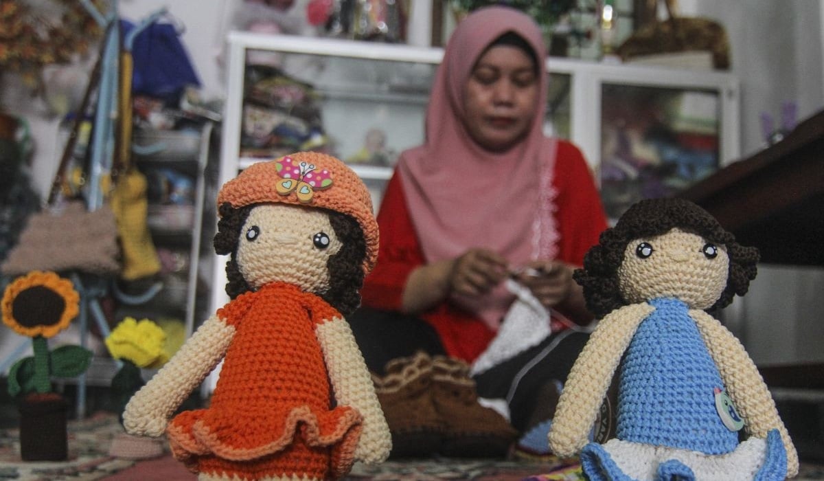 Perajin memproduksi kerajinan rajut di Brisbie Rajut, Depok, Jawa Barat. 