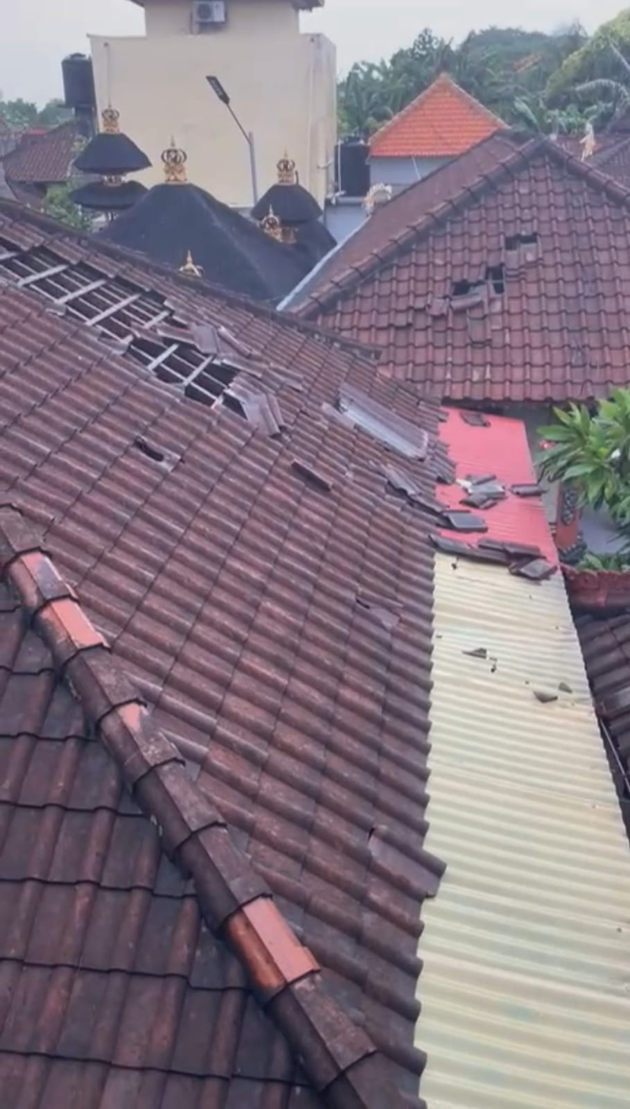 Atap rumah warga di Banjar Peminge, Kelurahan Benoa, Kuta Selatan, Badung, Bali rusak setelah diterjang angin puting beliung.