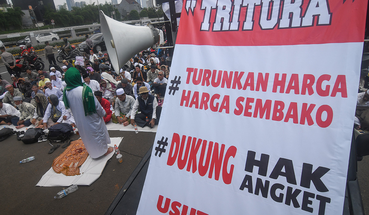 Massa pengunjuk rasa dari sejumlah elemen tersebut memprotes pelaksanaan Pemilu 2024 dan mendukung digulirkannya hak angket.