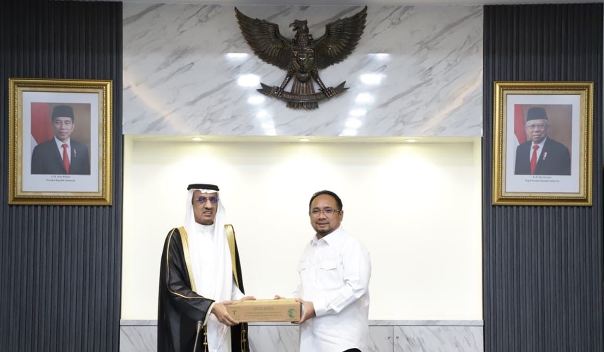 Duta Besar Arab Saudi untuk Indonesia Faisal bin Abdullah Al-Amudi (kiri) secara simbolis menyerahkan kurma kepada Menteri Agama.