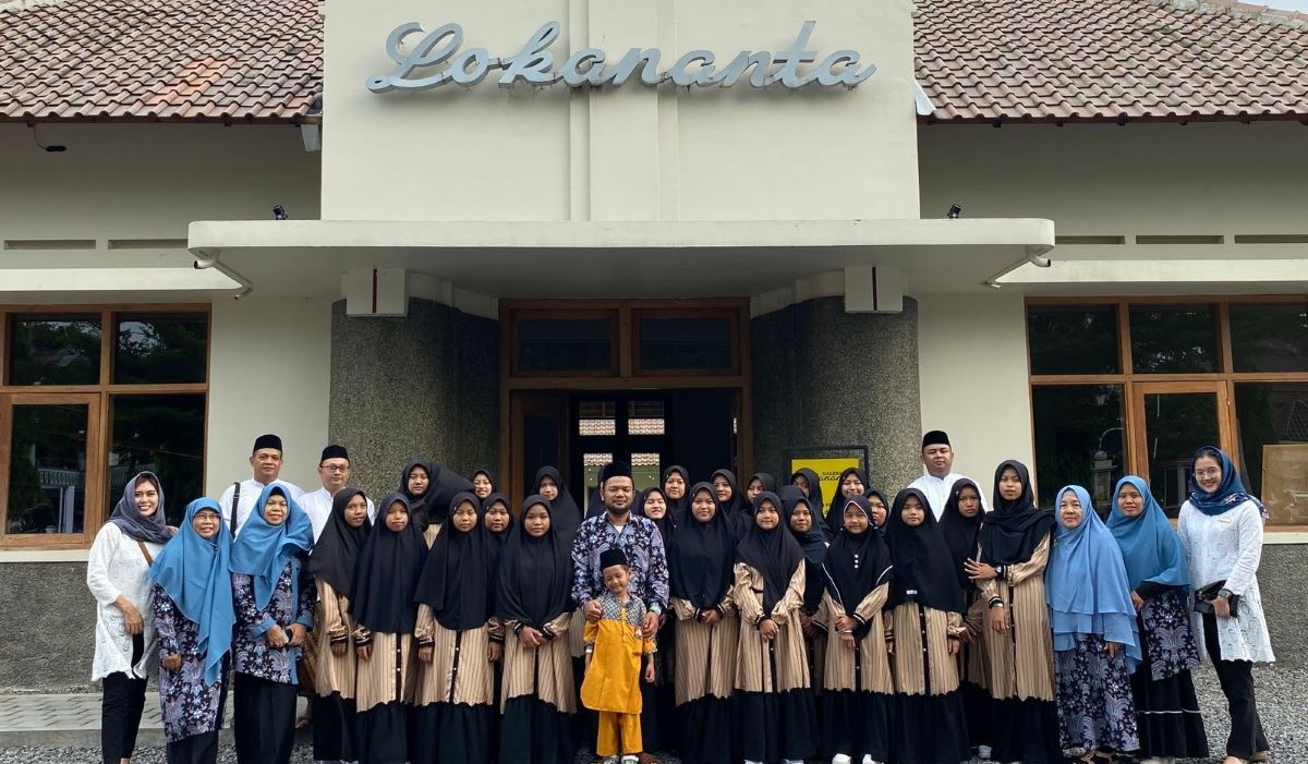 The Sunan Hotel Solo, Jawa Tengah (Jateng), mengajak anak yatim ngabuburit berwisata ke Lokananta.
