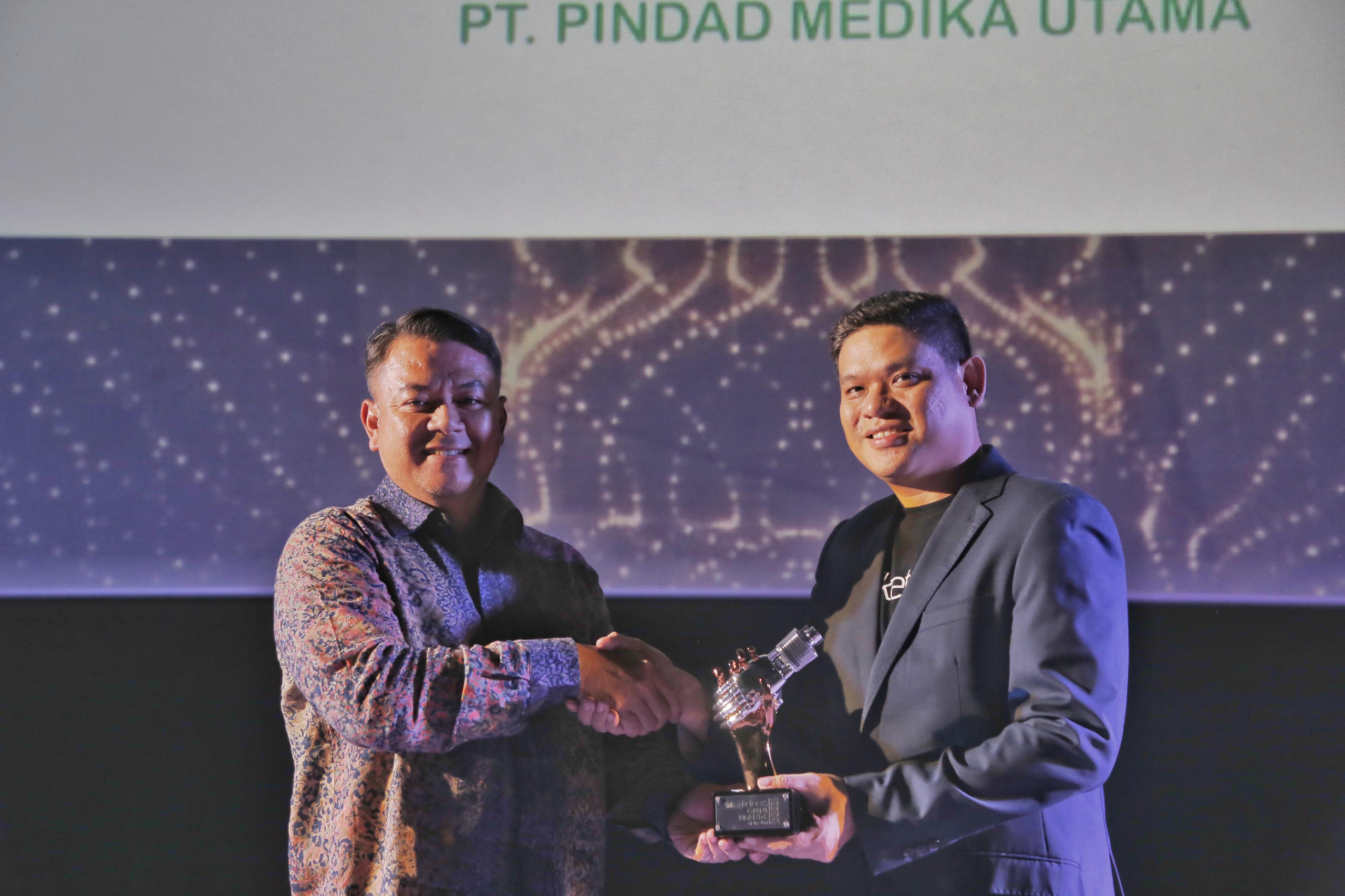 Hadi Filino Gunarto, Dirut PT Pindad Medika Utama.menerima penghargaan Marketeers OMNI Brand 2024