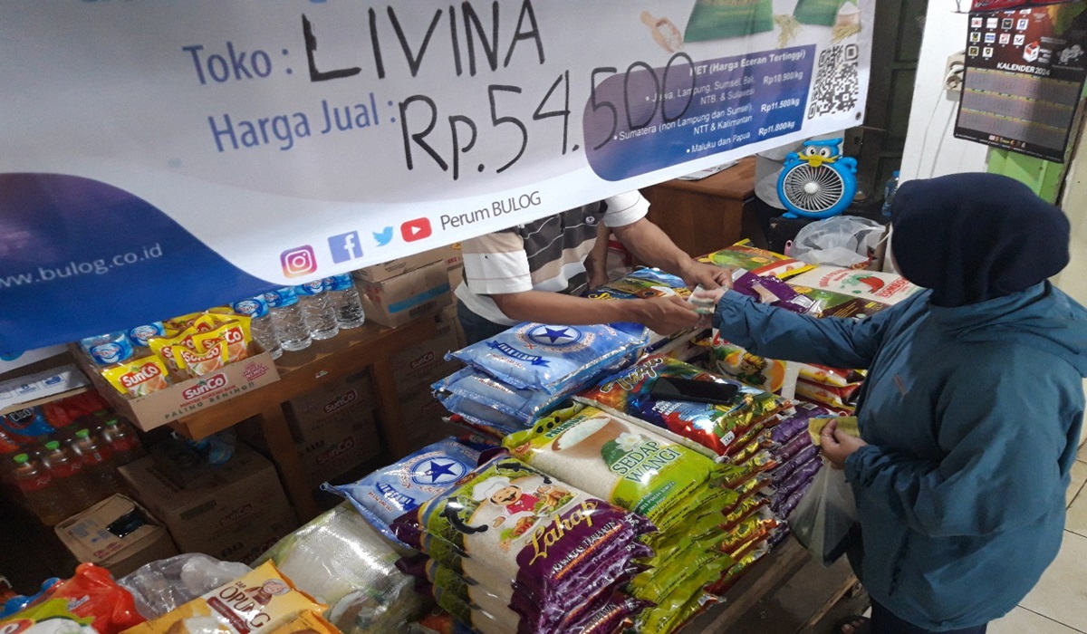 Stok beras merosot di tingkat ritel karena pedagang di Kota Malang keberatan harus menebus beras secara tunai kepada distributor.
