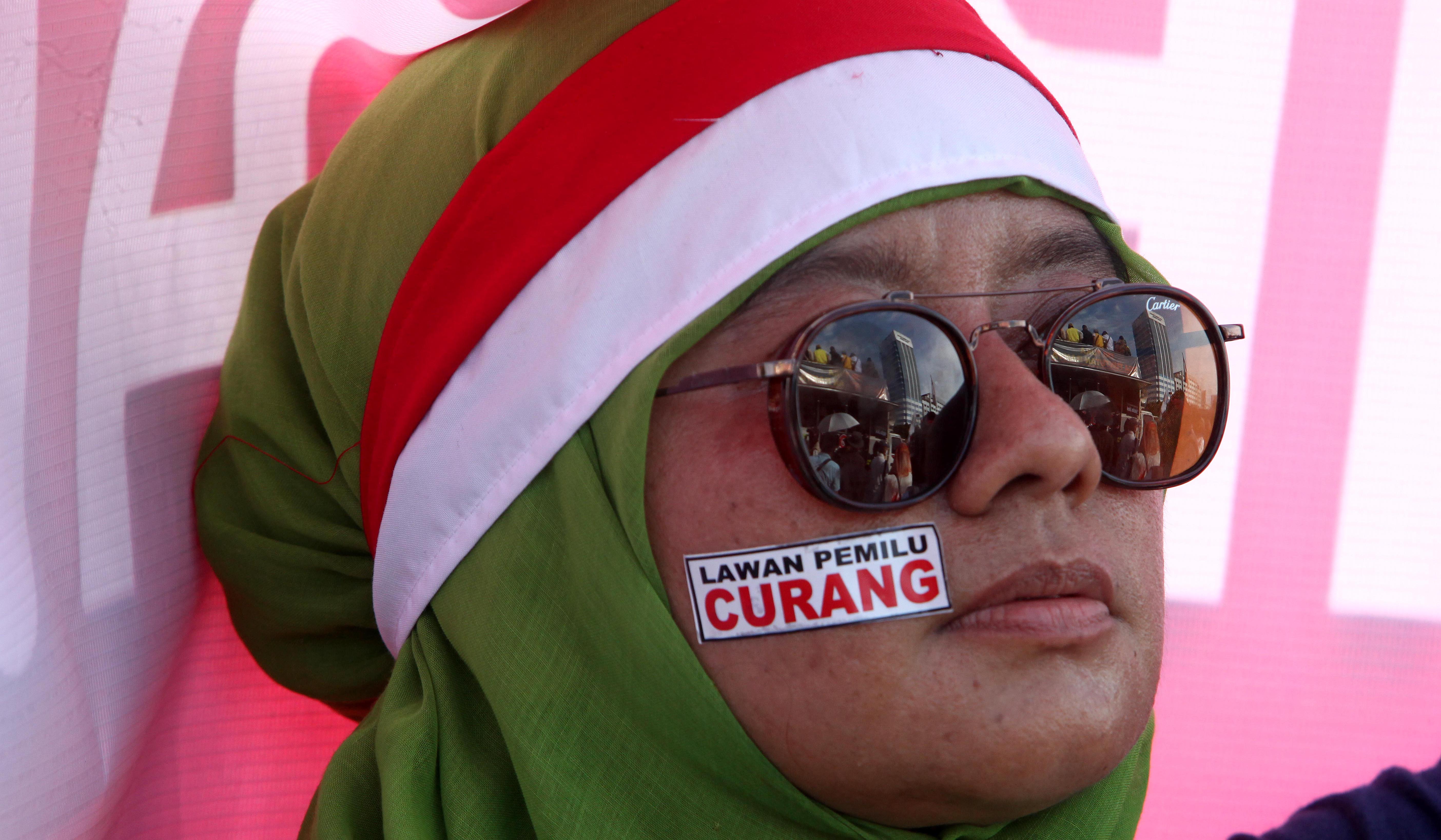 Pengunjuk rasa mengikuti aksi di depan gedung DPR, Gatot Subroto, Jakarta, Jumat (1/3/2024).
