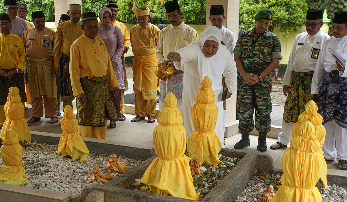 Wakil Gubernur Kepulauan Riau Marlin Agustina melakukan siram makam saat ziarah makam zuriah Nong Isa pada peringatan Hari Jadi Kota Batam.