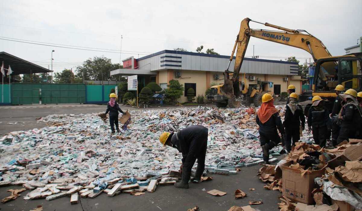 Bea Cukai Sidoarjo Musnahkan 17 Juta Batang Rokok Ilegal danMinuman Mengandung Etil Alkohol.