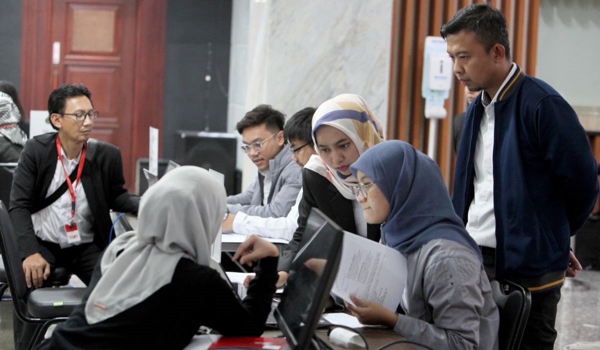 Pegawai bersiap melayani pemohon yang akan mengajukan gugatan dalam simulasi gugatan pemilu di Gedung Mahkamah Konstitusi 