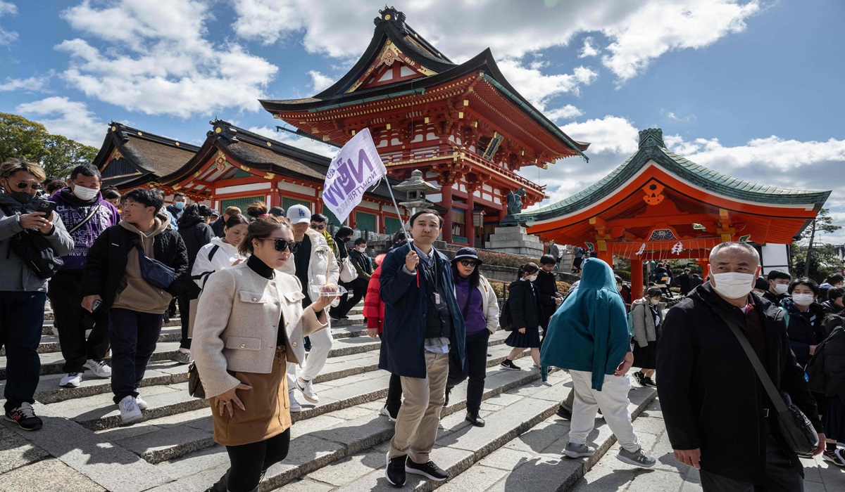 Turis berkunjung ke Kuil Fushimi Inari di Tokyo, Jepang