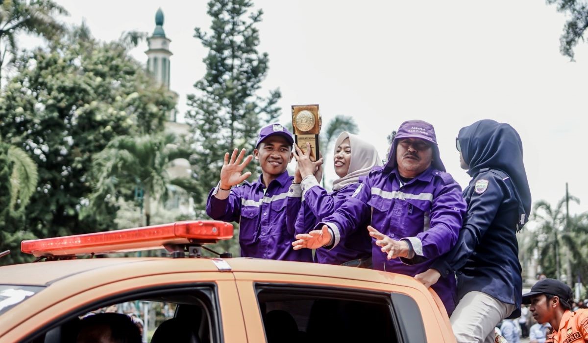 Masyarakat dan petugas kebersihan (Tim ungu) antusias menyambutkehadiran Piala Anugerah Adipura Kencana diterima Pemerintah Kabupaten Ciamis