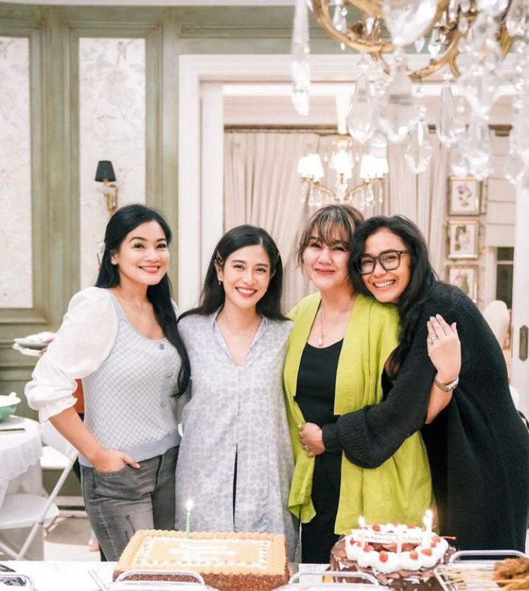 Empat pemain film AADC, yakni Titi Kamal, Dian Sastrowardoyo, Sissy Priscillia dan Adinia Wirasti 