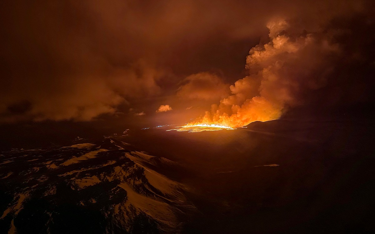 Letusan gunung baru terjadi di Semenanjung Reykjanes, Islandia, memicu keadaan darurat yang dinyatakan polisi Islandia. 