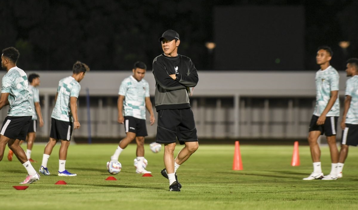 Pelatih Timnas Indonesia Shin Tae-yong memimpin latihan di Stadion Madya Gelora Bung Karno, Senayan, Jakarta, Rabu (20/3/2024). 