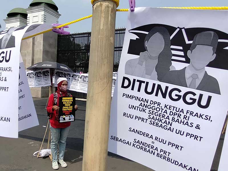 Kelompok sipil yang mendesak pengesahan RUU PPRT menggelar aksi menjemur Poster.